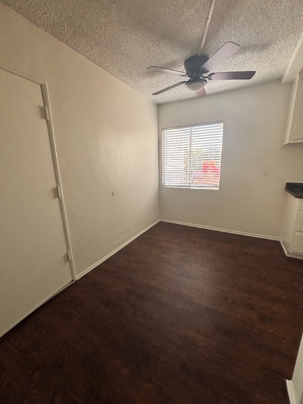 Building Photo - 950 S Gilbuck Dr