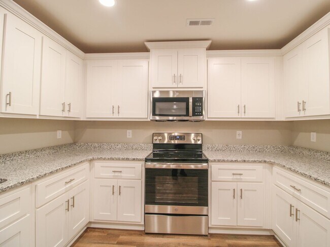 Building Photo - Nice Townhome in Athens City! $250 Amenity...