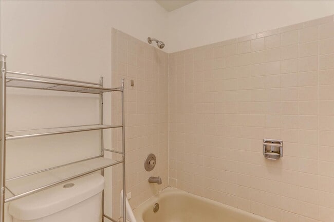 Building Photo - 2033 Gyros Cir