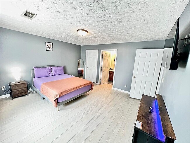 Building Photo - 8302 Fairington Rd