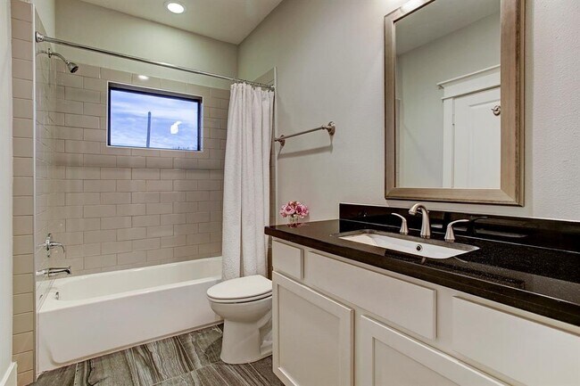 Bedroom bath - 2419 Reinerman St