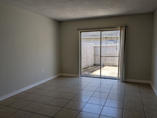 Building Photo - First Floor 1 Bedroom, 1 Bathroom Condo in...