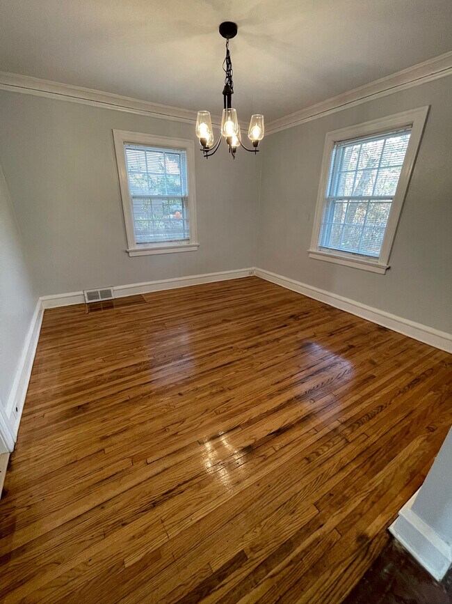 Building Photo - 611 Lincoln Pky