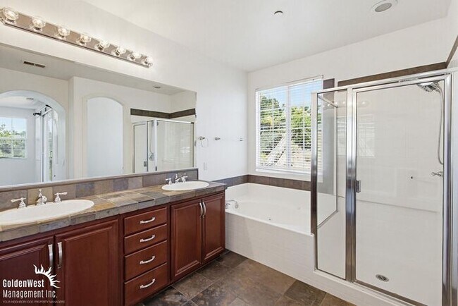 Building Photo - Elegant 5Bdm 3Ba Hilltop Home In Fallbrook!