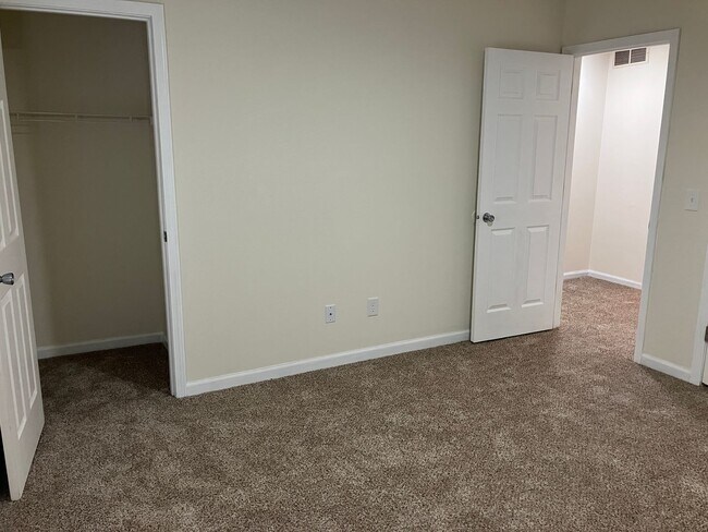 Building Photo - Townhome - 2 Bedroom & 1.5 Bath at Troy Cr...