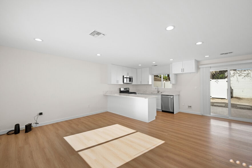 Building Photo - 7649 Thousand Oaks Dr