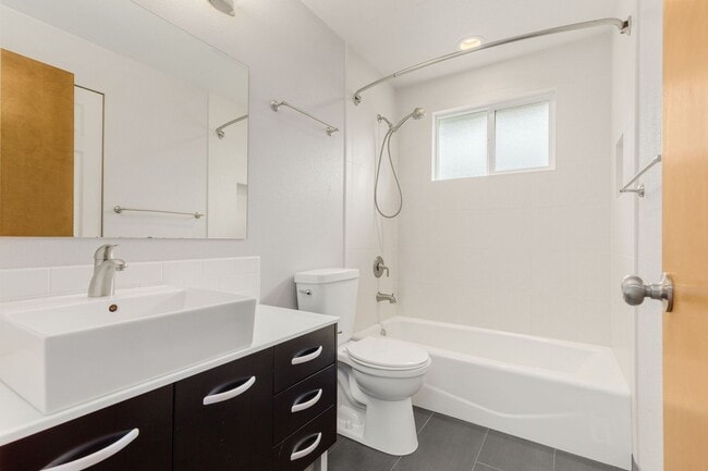 Building Photo - Spacious Education Hill Beauty