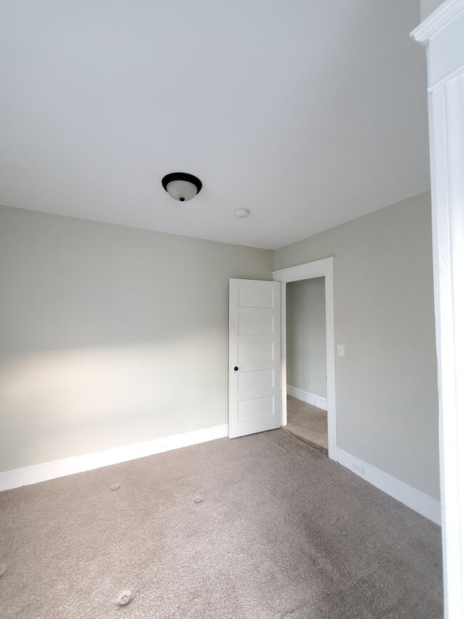 Building Photo - Well updated 3br with full laundry  Huge garage