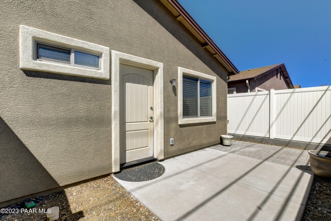 Building Photo - 915 Gail Gardner Way