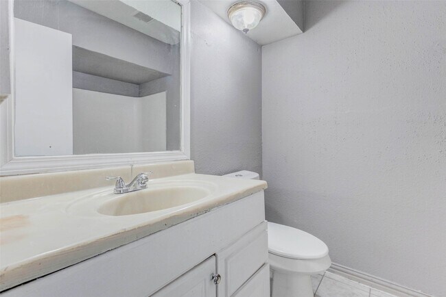 Building Photo - 12702 Fern Forest Dr