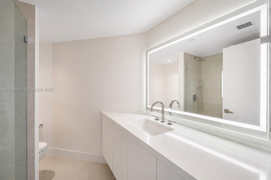 Building Photo - 1581 Brickell Ave