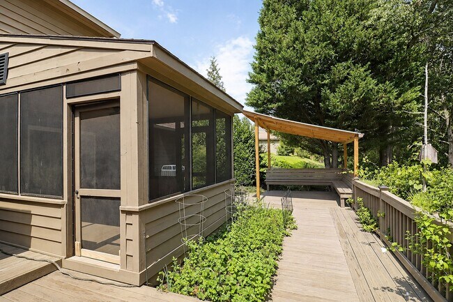 Building Photo - 1011 Highlands Dr