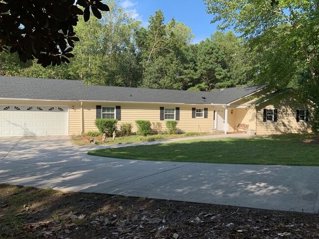 Primary Photo - Spacious Ranch House in North Raleigh
