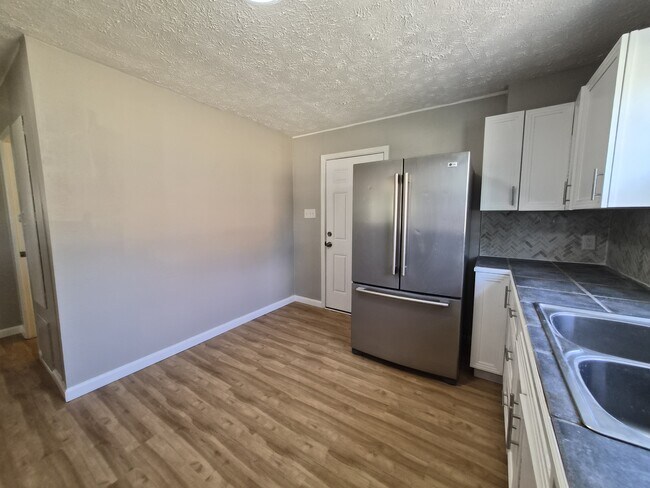 Building Photo - 464 Carol Dr