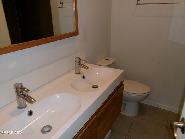 Building Photo - 4200 Camelot Heights Dr