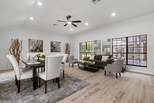 Building Photo - 10 Autumn Oaks Dr