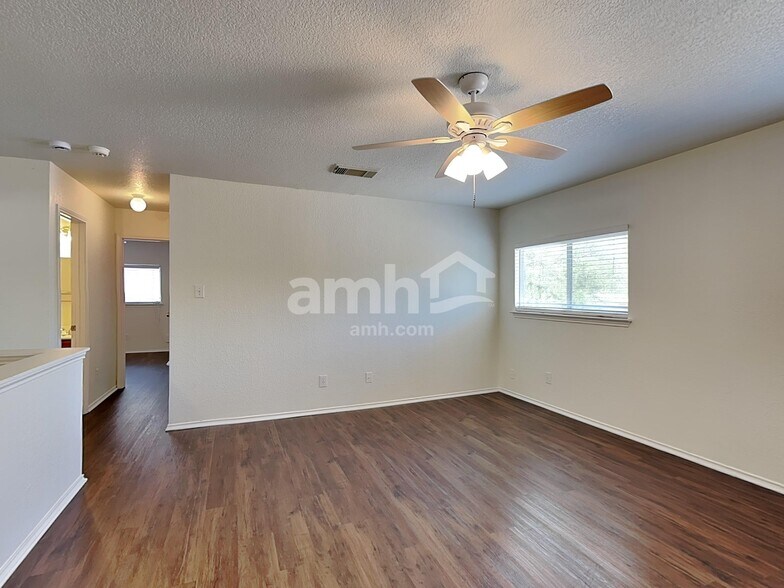 Building Photo - 10423 Manor Crk