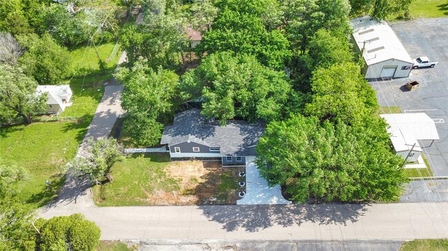 Building Photo - 544 N Elm Ave