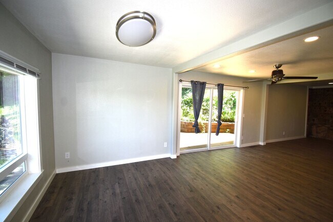 Building Photo - 157 Holloway Heights