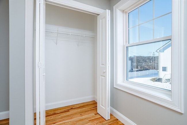 Building Photo - 33 Milton St