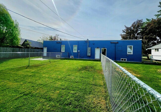 Building Photo - 711 W Bonneville St