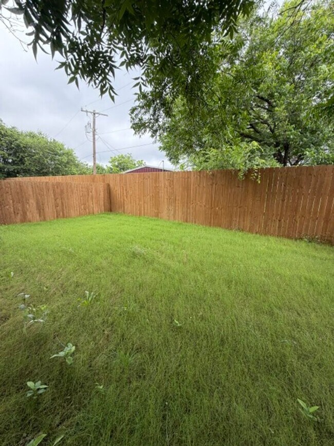 Building Photo - 305 Live Oak St