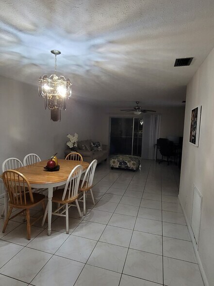 Building Photo - 203 SE 15th Pl