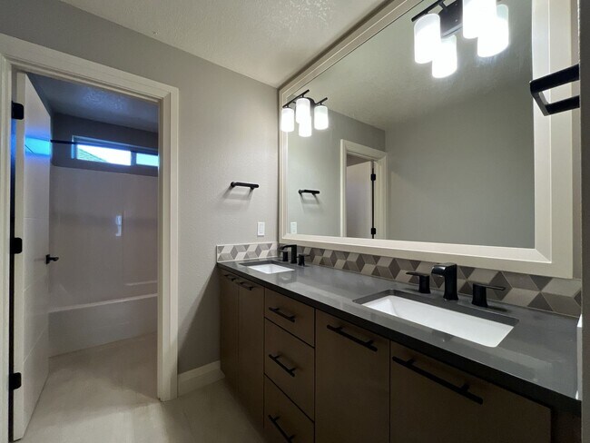 Building Photo - Elegant South Cooper Mountain Home with 4 Bedrooms, Bonus Room, Main-Level Suite & Designer Finishes