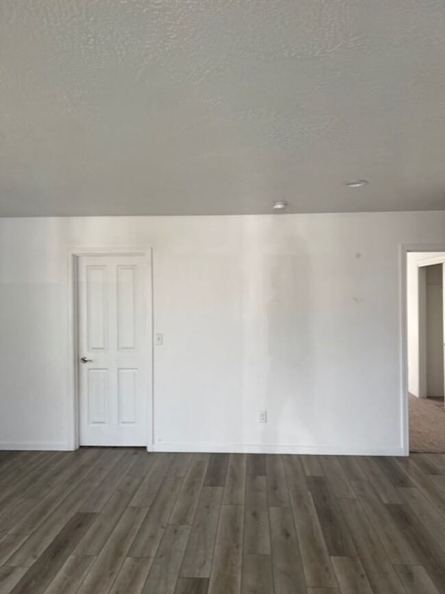 Building Photo - 3 BEDROOMS SINGLE LEVEL HOME