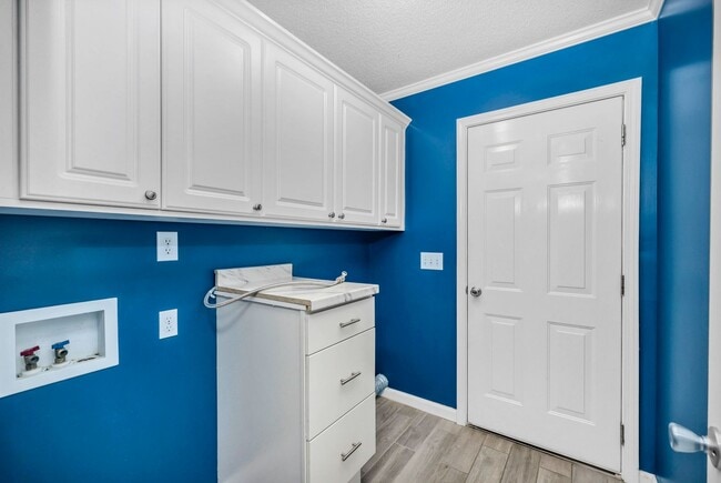 Building Photo - Move-In Ready 3BR Home with Screened Porch & Fenced Yard in the Heart of Lexington – $1,850