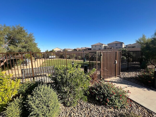 Building Photo - Beautiful 3 Bedroom Townhome in the Southw...