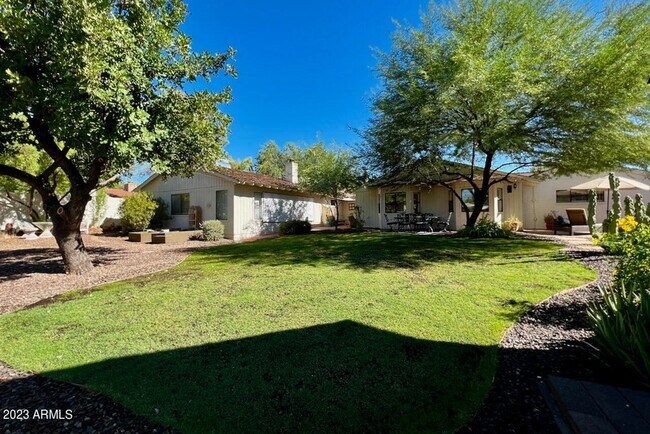 Building Photo - 4327 E Rancho Dr