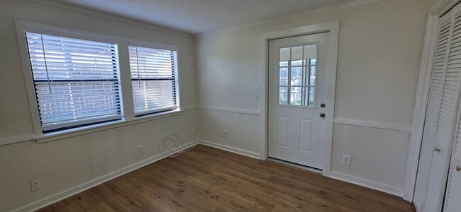 Building Photo - Large 4 Bedroom Located in Arlington!