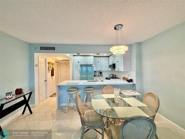 Building Photo - 3725 S Ocean Dr