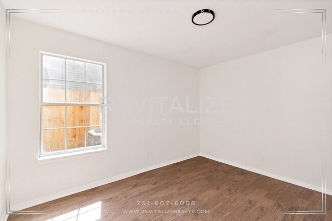 Building Photo - 6513 Victoria Pl S
