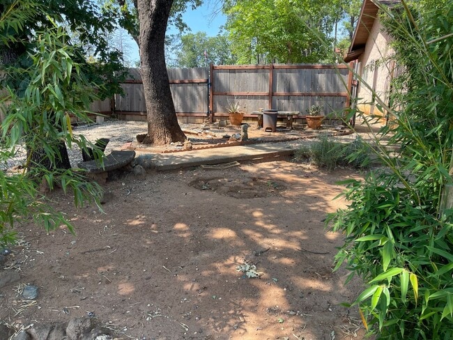 Building Photo - Paradise Oasis-3 bed 2 bath home, Back yard, covered deck, garage, no cats