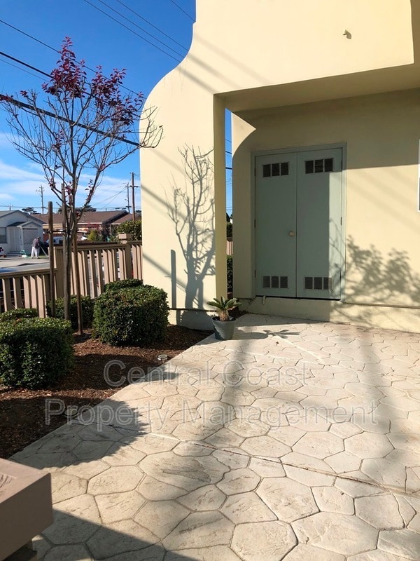 Building Photo - 10 Carmel Cir