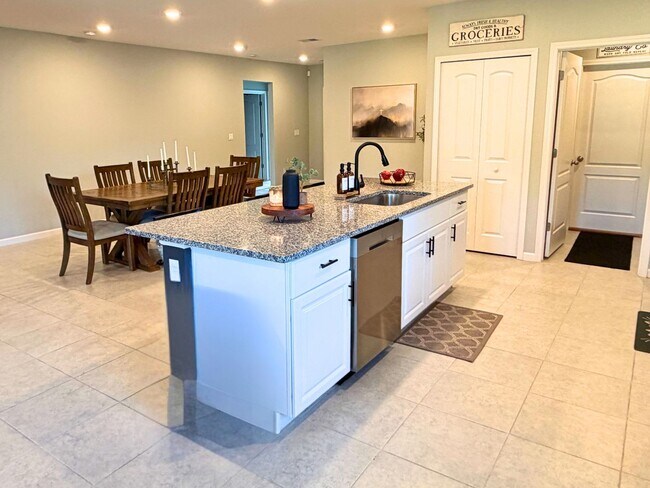 Building Photo - 4/2 open floor plan!