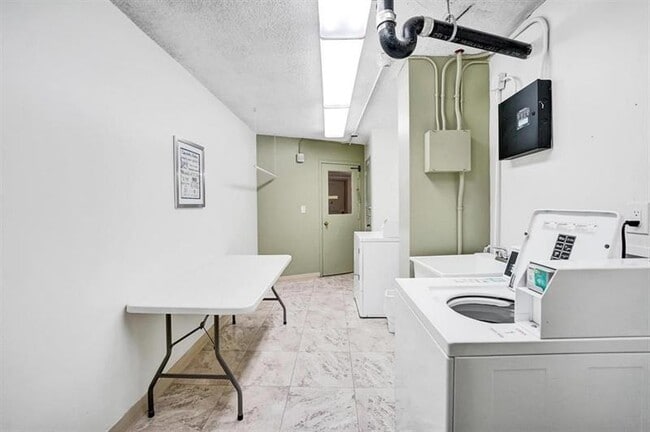 Building Photo - 100 Golden Isles Dr