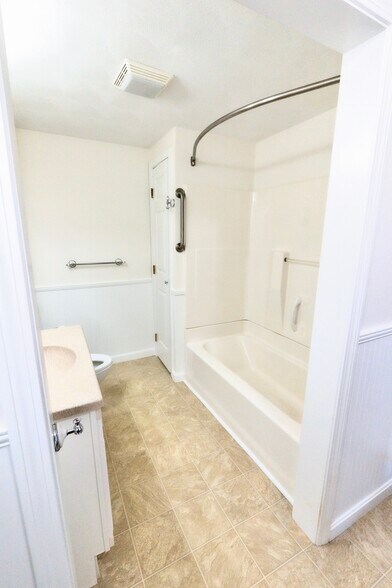 Building Photo - 178 Manning St