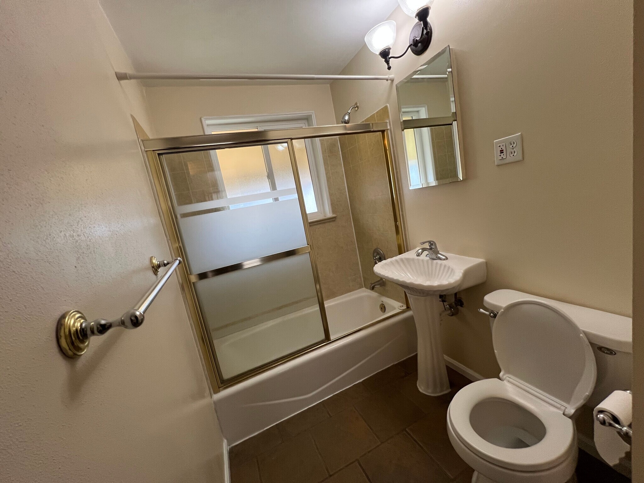 Building Photo - 1328 S Beach Ct