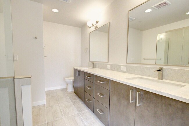 Building Photo - 3Bd/2.75Ba Seattle Townhouse