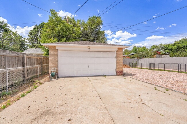 Building Photo - $3,195.00, 5 bed, 2 bath located in Denver