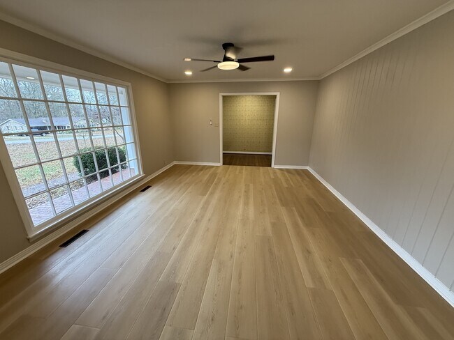 Building Photo - 565 Paris St