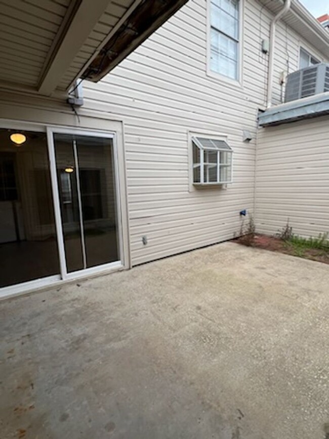 Building Photo - 2 Bedroom, 2.5 Bath, 2 Car Garage Townhouse!