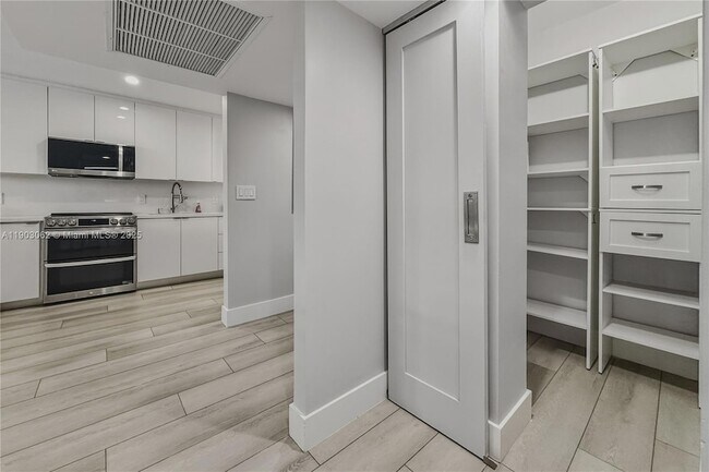 Building Photo - 100 Lincoln Rd