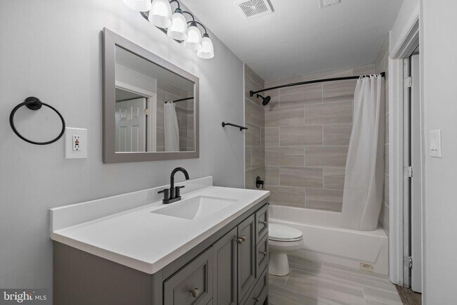 Building Photo - 8527 Silverview Dr