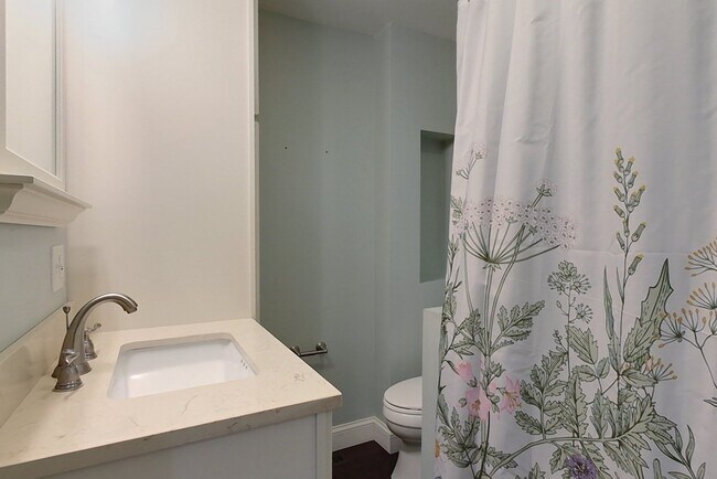 Building Photo - 10-12 Broadway St