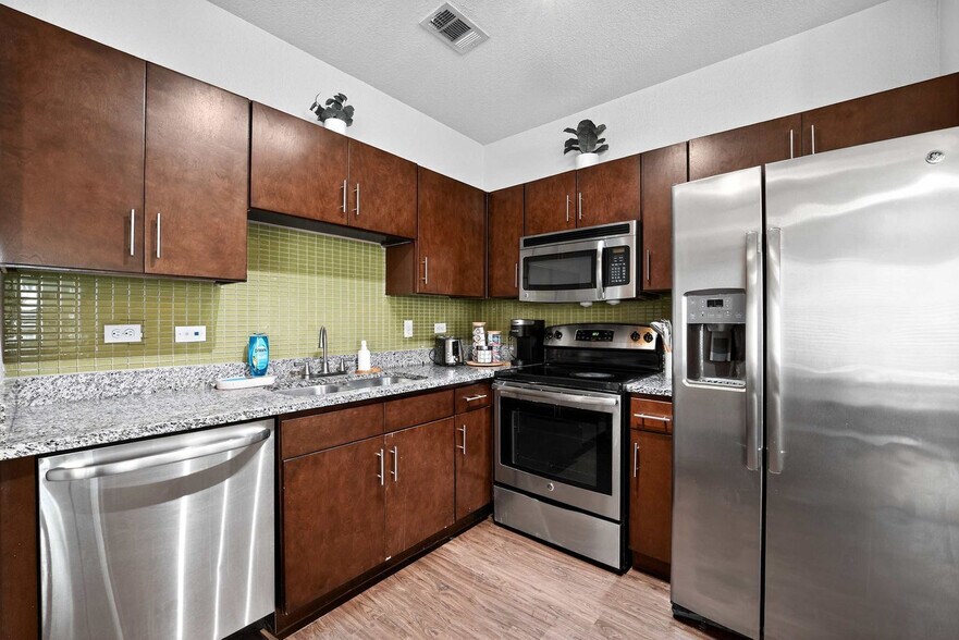 Building Photo - 800 W 26th St