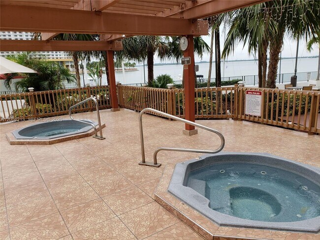 Building Photo - 801 Brickell Bay Dr